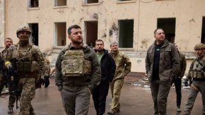 Perezida Zelensky yasohotse bwa mbere Kyiv asura ingabo ze ku rugamba 