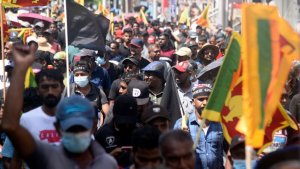 Sri Lanka: Abaturage binjiye mu biro bya Perezida w'igihugu kumweguza