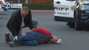 California: Undi mugabo yarashe abantu barindwi ahita yijyana kuri polisi
