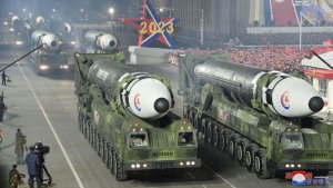 Korea ya Ruguru yerekanye umurongo muremure cyane wa misile ziraswa kure itunze