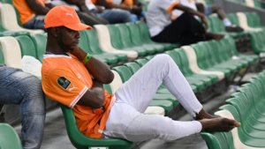 Abafana ba Cote d'Ivoire bamenaguye imodoka y'ikipe yabo banashaka gukubita abakinnyi