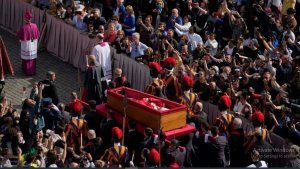 Umubiri wa Papa Francis wagejejwe muri Bazirika ya St Peter ngo asezerweho bwa nyuma - AMAFOTO