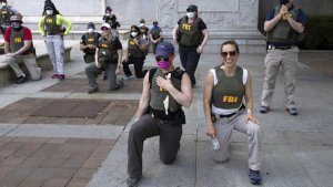 FBI yirukanye abakozi bayo bafotowe bari mu nkundura ya 'Black Lives Matter'