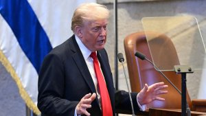 Trump yavuze ko Hamas izarambika intwaro ku neza cyangwa ku nabi
