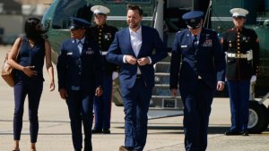 Visi Perezida wa Amerika agiye kuganira na Iran yongeye gufunga umuhora wa Hormuz