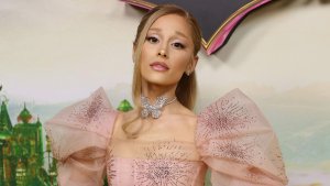 Ariana Grande Yafashe Umwanya wa Mbere Nyuma yo Guteguza Album Nshya “Petal”