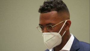 Myugariro Jerome Boateng yaciwe akayabo kubera gukubita no kuruma umukunzi we