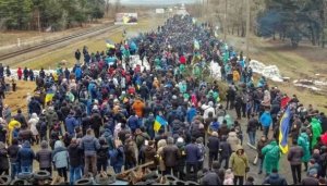 Abaturage ba Ukraine benshi bafunze umuhanda kugira ngo ingabo z'Uburusiya zidafata uruganda rukomeye