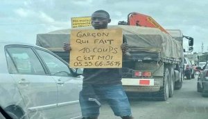 Yagiye mu muhanda afite icyapa kivuga ko ari kizigenza mu gutera akabariro