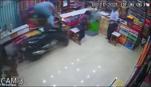 Moto yayobye inzira yinjira mu iduka ry'imyenda habura gato ngo yice abarimo n'umugore utwite 
