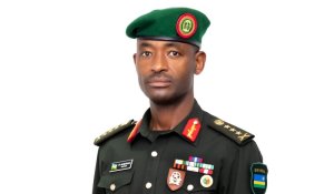 Perezida Kagame yazamuye mu mapeti Lt Gen Mubarakh Muganga