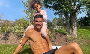 Cristiano Ronaldo yimutse mu nzu y'akataraboneka yari atuyemo kubera urusaku rw'intama bari baturanye
