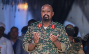 Gen Muhoozi yasubije abamusabye kuziyamamaza agasimbura se ku butegetsi