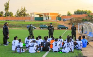 Abayobozi bakuru b'ingabo z'u Rwanda basuye APR FC mu myitozo [AMAFOTO]