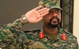 Gen Muhoozi yavuze ko abasaza badakwiriye kuyobora Uganda kandi se ariwe