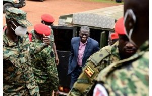 Uburyo Besigye yagambaniwe n'uwagombaga kumushakira intwaro bituma afungwa