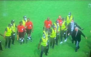 #AFCON2021:Umusifuzi yarangije umukino utarangiye ataha abashinzwe umutekano bamurinze