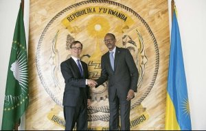 Amb.Peter Vrooman wakundwaga na benshi kubera kuvuga Ikinyarwanda ari Umunyamerika yimuwe