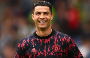 Cristiano Ronaldo yanikiye abandi mu kuba umukinnyi ushakishwa ku mbuga kurusha abandi ku isi