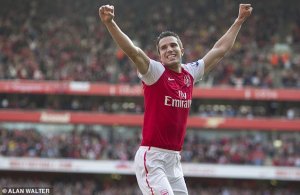 Robin Van Persie yavuze abakinnyi 3 abona bakwiriye kuvamo uhabwa Ballon d'Or 2021 batarimo Ronaldo na Messi