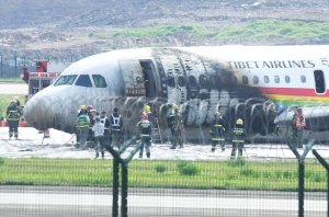 Indege yari itwaye abagenzi 122 yahiye iri guhaguruka Imana ikinga ukuboko