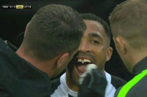 Umukinnyi wa Newcastle yakukiye iryinyo mu mukino bahuyemo na Arsenal