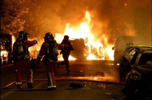 U Bufaransa: Byageze aho Nyirakuru w'umwana warashwe yisabira ko imyigaragambyo ihagarara