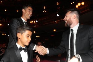 Cristiano Ronaldo yahigitse bikomeye Lionel Messi mu gucuruza imyenda bazambara ku isi