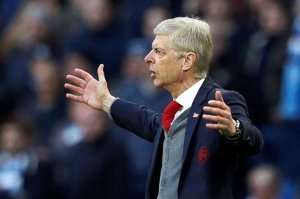 Uwakiniye Arsenal yahishuye ukuntu abakinnyi bigeze kugaba igitero kuri Wenger yagurishije abakinnyi bakomeye