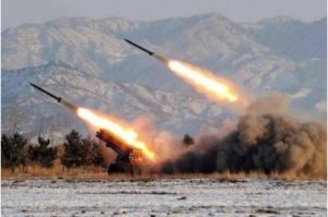 Korea ya Ruguru yarashe ibisasu byinshi bya misile mu gihe Abanyamerika banjiye mu matora