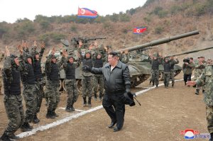 AMAFOTO: Kim Jong Un yerekanye ubuhanga bwe mu kurasa n'intwaro zikomeye z'igihugu cye