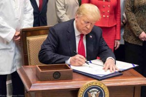 Trump yasinye itegeko rikumira Abarundi, Abanya-Somalia n'abandi muri Amerika