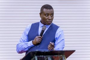 Apotre Gitwaza yahagaritse urugendo rwa gihanuzi muri Israel
