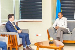 Minisitiri Murasira yashimye ubufatanye bw'u Rwanda na OIM