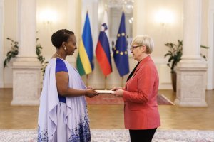 Amb Urujeni yatanze impapuro zo guhagararira u Rwanda muri Slovenia 