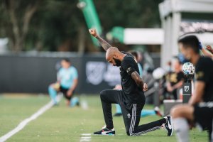 Thierry Henry yapfukamye iminota 8:46 mbere y'umukino yibuka George Floyd n'ibitutsi yatukwaga n'abafana agikina