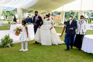 Perezida Museveni n'umufasha we bitabiriye ubukwe bwa mubyara we bwatumiwemo abantu 14 bambaye udupfukamunwa [AMAFOTO]