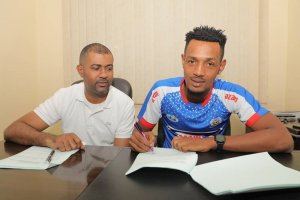 Ally Niyonzima yamaze gusinyira ikipe ya AZAM FC [AMAFOTO]