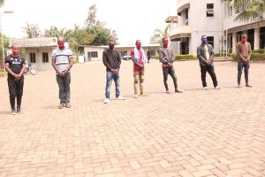 Polisi yerekanye abagabo 7 bakekwaho ubujura barimo n'abafashwe amashusho bari mu nzu y'umuntu