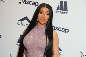 Cardi B yahaye impanuro abafana be bakomeje kuvunika babyina indirimbo ye ikunzwe “WAP”