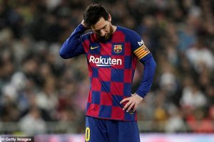 Ifoto ya Lionel Messi ari kwihanagurira inkweto yaciye ibintu