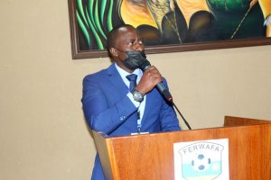 Perezida wa FERWAFA ntiyishimiye amasezerano abamubanjirije bagiranye na Bralirwa 