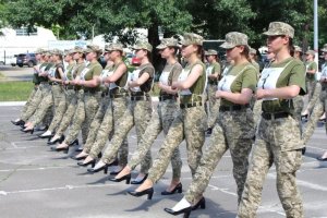 Ukraine: Kwambika abasirikare b'abagore bakora akarasisi inkweto ndende byarakaje abaturage