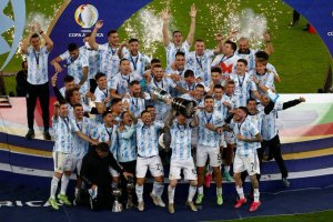 Lionel Messi yiyunze n'abanya Argentina yegukana Copa America 2021