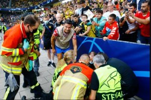 Cristiano Ronaldo yakoze ku mutima umugore ucunga umutekano ku kibuga yashose umupira akitura hasi [AMAFOTO]