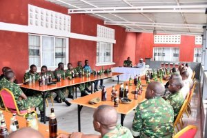 Burundi: Perezida Ndayishimiye yagaragaye ari gusangira inzoga n'abasirikare [AMAFOTO]