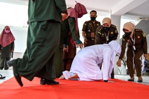 Umugore yataye ubwenge ubwo yakubitirwaga mu ruhame azira kuryamana n'umugabo batashyingiranwe