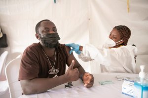Kigali: Gukingira Covid-19 abacikanwe byakomereje muri Gare zitandukanye