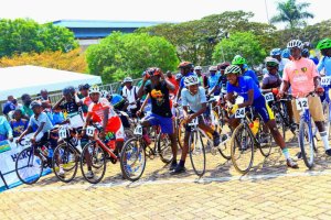 Abana bitabiriye irushanwa ryo gusiganwa ku magare ryitiriwe Intwari bagaragaje impano zihariye