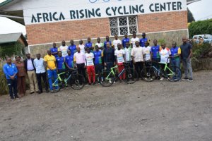 Minisitiri wa Siporo yahaye amagare abakinnyi bazahagararira u Rwanda muri Tour du Rwanda 2022 abatuma intsinzi
